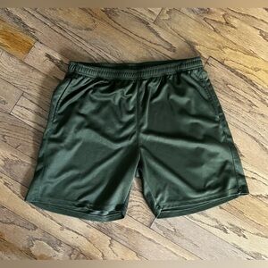 Coofandy olive green men’s short pre-owned in good condition. Size L